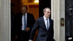 Menteri Urusan Brexit Dominic Raab (kanan) meinggalkan 10 Downing Street, London, 24 Oktober 2018. (Foto: dok).