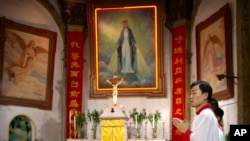 北京天主教徒在政府认可的圣母无原罪主教座堂参加弥撒（2018年9月22号）