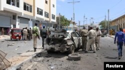 Polisi Somalia
Polisi Somalia memeriksa puing-puing mobil yang hancur di lokasi ledakan bom di Mogadishu, Somalia, 8 Januari 2020. 