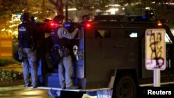 មន្រ្តីប៉ូលិសឆ្លើយតបទៅនឹងការហែក្បួនបាតុកម្មដែលបានធ្វើឡើងនៅថ្ងៃបោះឆ្នោតនៅទីក្រុង Seattle រដ្ឋ Washington នៅថ្ងៃទី ៣ ខែវិច្ឆិកាឆ្នាំ ២០២០។ (REUTERS/Lindsey Wasson)