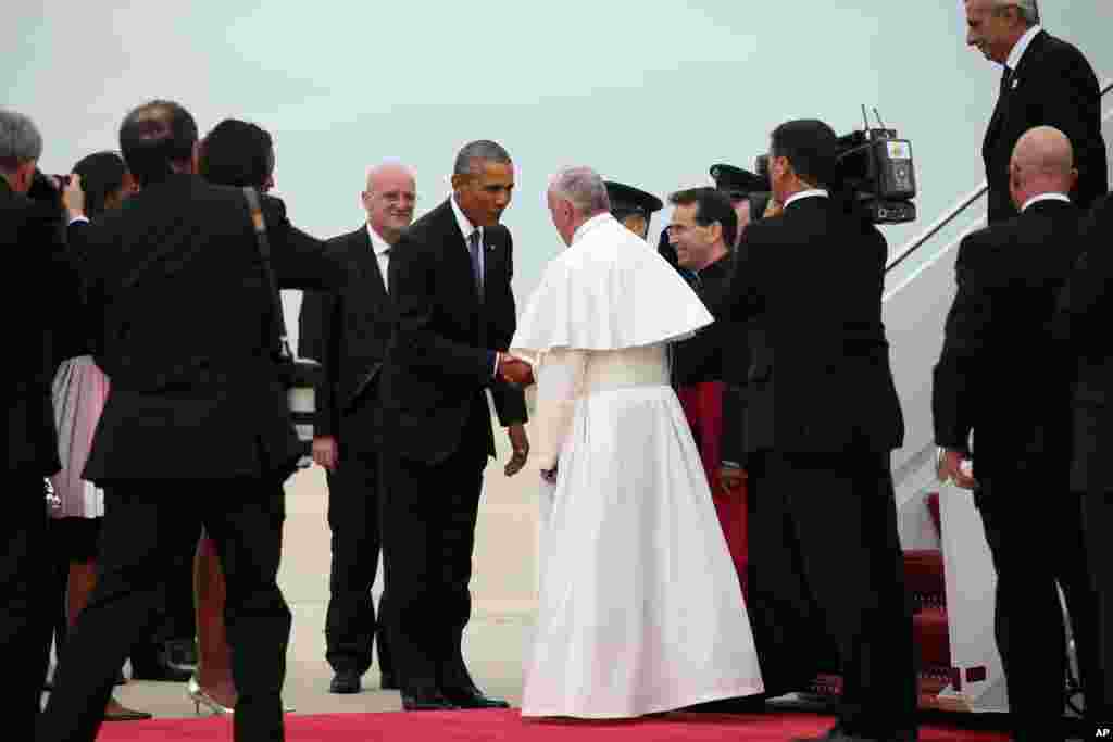 Presiden AS Barack Obama menyambut Paus Fransiskus saat tiba di Pangkalan Angkatan Udara Andrews, Maryland (22/9). (AP/Andrew Harnik)