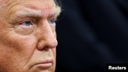 ปธน.โดนัลด์ ทรัมป์ ขณะลงนามคำสั่งฝ่ายบริหารที่ทำเนียบขาว เมื่อ 10 ก.พ. 2568