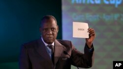 L'actuel président de la CAF, Issa Hayatou, announce que le Gabon accueillera la CAN 2017, le 8 avril 2015.