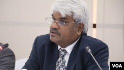 ម្ចាស់​ថ្មី​របស់​កាសែត​ភ្នំពេញ​ប៉ុស្តិ៍​ លោក​ Siva Kuma Ganapathy ​ធ្វើ​សន្និសីទ​សារ​ព័ត៌មាន​ជា​លើកដំបូង​ នៅ​ថ្ងៃទី​១៨​ ខែឧសភា​ ឆ្នាំ​២០១៨ ​ ក្នុង​រាជធានី​ភ្នំពេញ។ (ស៊ុន ណារិន/VOA) 