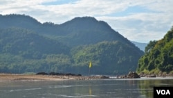 ទង់ពណ៌លឿងត្រូវបានកំណត់នៅលើដងទន្លេមេគង្គក្នុងប្រទេសឡាវ សម្រាប់គម្រោងសាងសង់ទំនប់វារីអគ្គិសនីលួងប្រាបាង ថ្ងៃទី៤ ខែវិច្ឆិកា ឆ្នាំ២០១៩។ (Zsombor Peter/VOA)