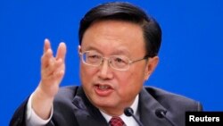 양제츠 중국 외교부장이 지난 9일 베이징에서 열린 전국인민대표대회에서 북한 핵 문제에 대한 입장을 밝히고 있다. 양 부장은 대북 제재는 근본적인 해법이 아니며, 대화를 통해 문제를 풀여야 한다고 말했습니다.