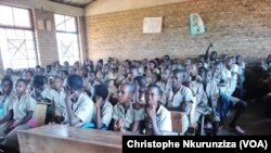Les classes des écoles primaires sont surchargées au Burundi, le 3 novembre 2017. (VOA/Christophe Nkurunziza)