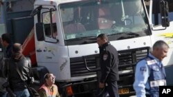 Des policiers enquêtent sur l'attaque à Jérusalem, le 8 janvier 2017.