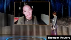 Chloe Zhao menerima penghargaan Sutradara Terbaik - Film untuk "Nomadland" dalam Penghargaan Golden Globe Tahunan ke-78 di New York. (Foto: Reuters)