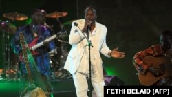 Mory Kanté sur scène lors de la 46e édition du Festival international de Carthage, au théâtre romain de Carthage, près de Tunis, le 13 juillet 2010. (Photo FETHI BELAID / AFP)