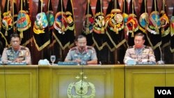 Kapolri Jenderal Badrodin Haiti (tengah) di Mabes Polri, Jakarta Jumat (22/1) menjelaskan perkembangan penyelidikan kasus teror bom dan penembakan di Jakarta. (VOA/Andylala)