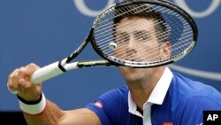 Novak Djokovic mencatat kemenangan ke-650 sepanjang karirnya dan melaju ke semifinal "Paris Masters" hari Jumat 6/11 (foto: dok).