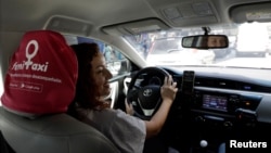 Taxi driver Priscila Galante drives her car in a main street in Sao Paulo, Brazil October 10, 2017. Picture taken October 10, 2017. REUTERS/Paulo Whitaker