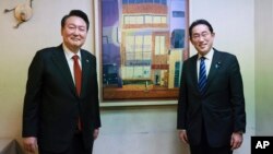 지난해 3월 일본을 방문한 윤석열 한국 대통령이 기시다 후미오 일본 총리와 도쿄 긴자의 식당에서 기념사진 촬영을 하고 있다.