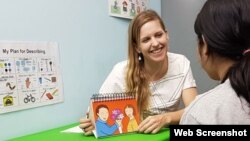 អ្នកស្រី​ Claire Salter​ អ្នក​ជំនាញ​ខាង​ការ​ព្យាបាល​អាការៈ​ពិបាក​ក្នុង​ការ​និយាយ​ស្ដី​នៃ​មន្ទីរ​ព្យាបាល Happy Kids Clinic។