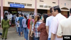 រូបឯកសារ៖ ទិដ្ឋភាពនៅការិយាល័យបោះឆ្នោតមួយនៅក្រុងកំពង់ចាម កាលពីថ្ងៃអាទិត្យទី២៨ ខែកក្កដា ឆ្នាំ២០១៣។ (ហេង រស្មី/វីអូអេ)