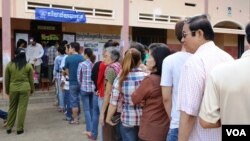 ទិដ្ឋភាពនៅការិយាល័យបោះឆ្នោតមួយនៅក្រុងកំពង់ចាម កាលពីថ្ងៃអាទិត្យទី២៨ ខែកក្កដា ឆ្នាំ២០១៣។ (ហេង រស្មី/VOA)