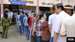 ពលរដ្ឋខ្មែរ​​​តម្រង់ជួរ​​​បោះឆ្នោត​សភា​ឆ្នាំ​២៨​កក្កដា​ ឆ្នាំ​២០០៨។​