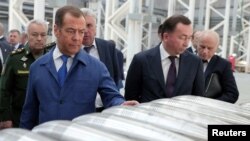 俄罗斯国家安全委员会副主席梅德韦杰夫在图拉州的一家军工厂视察。资料照 （2023年）