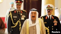 Pemimpin Kuwait Sheikh Sabah al-Ahmad al Sabah tiba di Sakhir, selatan Manama untuk pertemuan puncak Dewan Kerjasama Teluk (GCC), 25 Desember 2012. (REUTERS/Hamad I Mohammed). Kuwait akan menjadi tuan rumah konferensi internasional untuk membantu penyelesaian krisis kemanusiaan di Suriah, bulan depan.