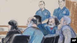 Sur ce dessin du 6 octobre 2012, salle d'audience, assis de gauche à droite, l'avocat de la défense Sabrina Shroff, les accusés Kahlid al-Fawwaz et Adel Abdul Bary et l'avocat Andrew Patel comparaissent devant un juge dans un tribunal fédéral de Manhattan à New York.