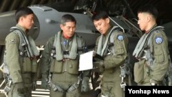 정경두 한국 공군참모총장(왼쪽 두번째)이 10일 대북 정찰비행 전 RF-16 항공기 앞에서 조종사들과 임무브리핑을 하고 있다.