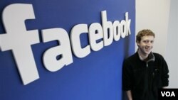 CEO Facebook, Mark Zuckerberg, yang baru berusia 27 tahun. Menurut laporan, Facebook bersiap-siap untuk go public tahun depan.