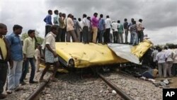 Warga setempat memeriksa lokasi kecelakaan bus sekolah yang nahas di kota Medak, negara bagian Telangana, India selatan (24/7).