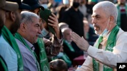 اتحادیه اروپا چند روز قبل تحریم‌هایی را علیه یحیی سنوار (راست) رهبر حماس در غزه، وضع کرد. آرشیو