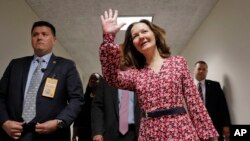 被川普总统提名为中情局局长的吉娜·哈斯佩尔在国会山与民主党籍参议员乔·曼钦会面。（2018年5月7日）