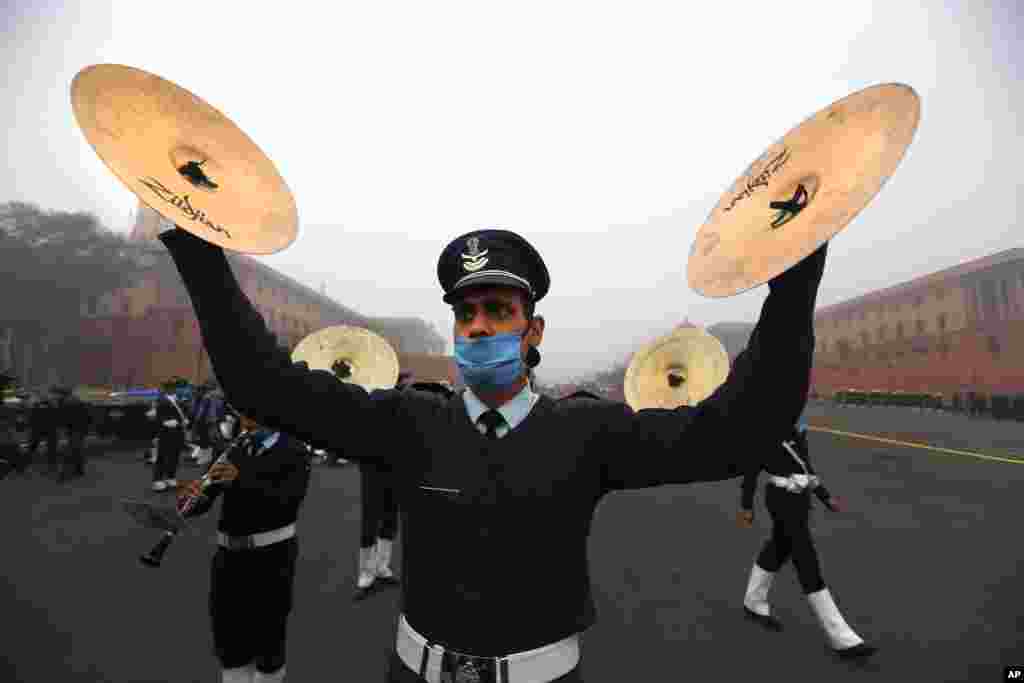 인도 공군 군악대원들이 건국기념일 행사 리허설을 하고 있다.