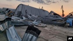 ក្នុងរូបថតដែលផ្តល់ឱ្យដោយការិយាល័យ​សារព័ត៌មាន​រដ្ឋបាល​តំបន់ Odesa បង្ហាញពីហេដ្ឋារចនា​សម្ព័ន្ធ​គ្រាប់ធញ្ញជាតិ​ត្រូវបាន​បំផ្លាញ​នៅក្នុង​ការវាយប្រហារ​ដោយ​យន្តហោះគ្មានមនុស្សបើក (ដ្រូន) របស់​រុស្ស៊ី នៅកំពង់ផែ Danube ក្បែរតំបន់ Odesa ប្រទេសអ៊ុយក្រែន នៅ​ព្រលឹម​ថ្ងៃទី១៦ ខែសីហា ឆ្នាំ២០២៣។