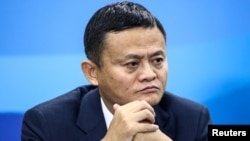 마윈 알리바바 회장이 지난 11일 러시아에서 열린 동방경제포럼에서 블라디미르 푸틴 러시아 대통령과 별도의 회담을 하기 위해 기다리고 있다. 