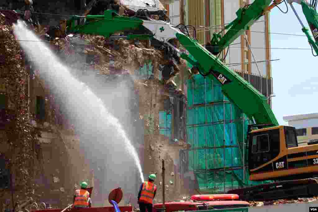 សកម្មភាព​នៃ​ការ​វាយកម្ទេច​អគារប៊ូឌីញ​ ឬ​ "អគារ ស​" ដែល​ជិត​ដល់ទី​បញ្ចប់ ​ក្នុង​រាជធានី​ភ្នំពេញ​ នាថ្ងៃទី​២៤​ ខែសីហា​ ឆ្នាំ២០១៧។ ​អគារ​ប៊ូឌីញ​ កសាង​ឡើង​ក្នុង​អំឡុង​ឆ្នាំ១៩៦០​ ហើយ​អគារ​នេះ​ចាប់ផ្តើម​វាយកម្ទេច​នា​ខែ​ កក្កដា​ ឆ្នាំ​២០១៧។ (ហ៊ាន សុជាតា/VOA)