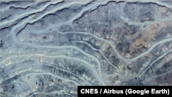 무산광산을 촬영한 2021년 9월4일자 위성사진. 채굴을 위한 중장비와 트럭 등을 볼 수 있다. 자료= CNES Airbus / Google Earth