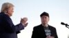 Foto Achiv: Prezidan Donald Trump bat men li pandan ke PDG Tesla ak SpaceX la, Elon Musk gade pandan yon miting politik nan Butler, Pensilvani, 5 Oktob, 2024.