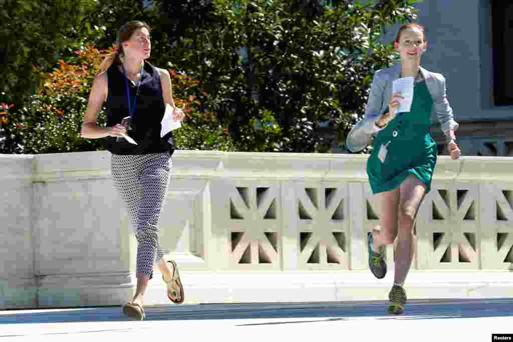 新闻助理们跑出美国最高法院，争分夺秒报新闻（6月26日），此前最高法院宣布，川普总统第二次发布的旅行限令中的部分条款可以生效，直到最高法院到十月份对此作出永久性的裁决。