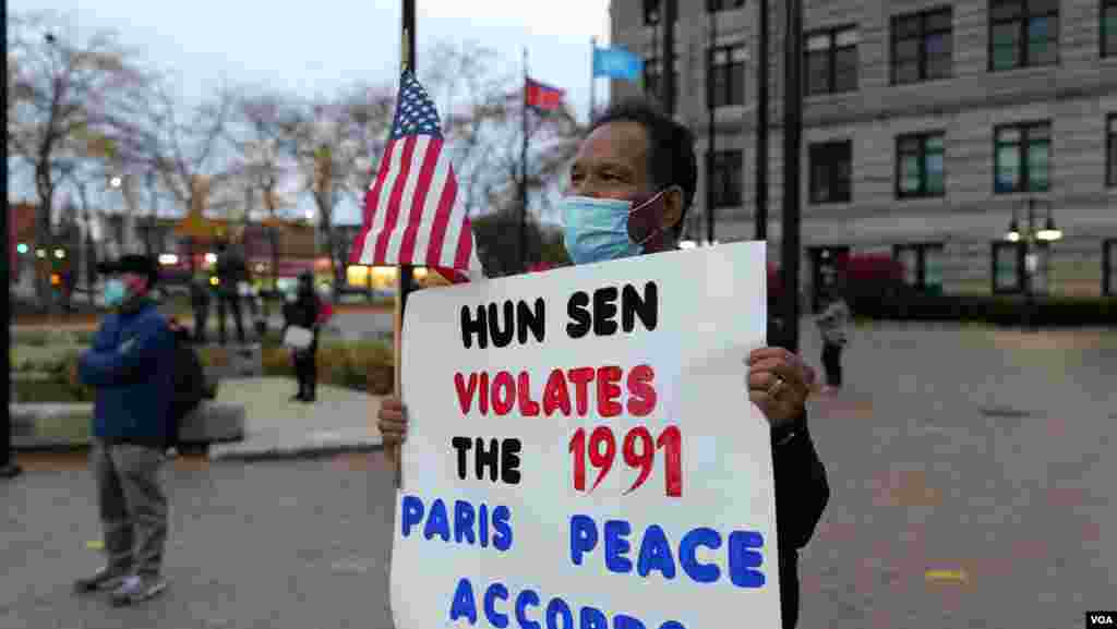 លោក សឿ ហ៊ូ ពលរដ្ឋខ្មែរម្នាក់ បានចូលរួមការប្រមូលផ្តុំគ្នារបស់សមាជិកគណបក្សសង្គ្រោះជាតិ ដើម្បីប្រារព្ធ​ខួប ២៩ ឆ្នាំ​នៃ​កិច្ច​ព្រមព្រៀង​សន្តិភាព​ទី​ក្រុង​ប៉ារីស​ ទាមទារ​ឲ្យ​លោក​នាយក​រដ្ឋមន្ត្រី​ហ៊ុន សែន​ ឈប់​រំលោភ​កិច្ច​ព្រមព្រៀង​ទីក្រុងប៉ារីស​ និង​កុំប្រែក្ល