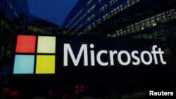 Logo Microsoft di kantor Microsoft di Issy-les-Moulineaux dekat Paris, Prancis, 25 Maret 2024. (Foto: REUTERS/Gonzalo Fuentes)