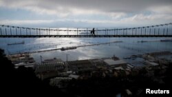 Turis menyeberangi jembatan Windsor di wilayah Gibraltar yang dikuasai Inggris (foto: ilustrasi). 