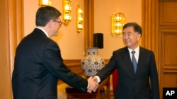 美国财政部长杰克·卢在北京中南海和中国副总理汪洋握手（2015年3月30日）
