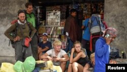 Des randonneurs indonésiens et étrangers évacués du mont Rinjani, Lombak, Indonésie, le 29 juillet 2018. (Antara Foto/Ahmad Subaidi/via REUTERS.)