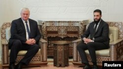ملاقات وزیرخارجه اوکراین با احمد الشرع، رهبر حاکم بر سوریه (راست)