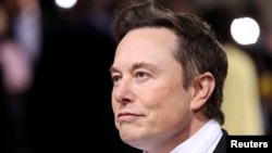 Elon Musk tiba di acara Met Gala yang digelar di New York, pada 2 Mei 2022. (Foto: Reuters/Andrew Kelly)