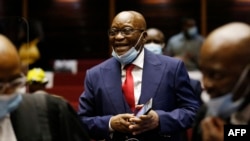  L'ancien président sud-africain Jacob Zuma se tient sur le banc des accusés après la suspension de son procès pour corruption à la Haute Cour de Pietermaritzburg à Pietermaritzburg, Afrique du Sud, le 26 mai 2021. (Photo by PHILL MAGAKOE / POOL / AFP)