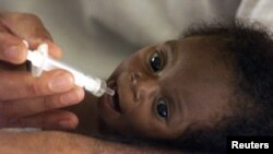 Seorang anak berusia tiga bulan yang kekurangan gizi di kamp pengungsian di kota Chiaquelane, 140 kilometer timur laut Maputo, Mozambik. (Foto: Reuters)