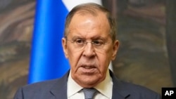 Menteri Luar Negeri Rusia Sergey Lavrov saat berbicara dalam konferensi pers di Moskow, Rusia, pada 16 November 2023. (Foto: AP/Alexander Zemlianichenko)
