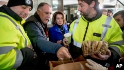 2019年1月22日厨师和人道主义人士何塞·安德烈斯(左二)创办的非营利组织“世界中心厨房”在华盛顿政府关闭期间分发食物