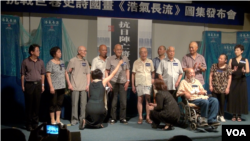 一些抗战老兵和抗战将领的子女在北京纪念七七事变76周年 (美国之音东方拍摄 2013年资料照片)