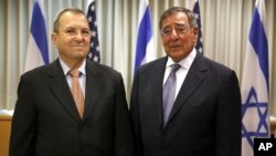Menhan Israel Ehud Barak (kiri) menerima kunjungan Menhan AS Leon Panetta di Tel Aviv, Israel (1/8). Israel berbeda pandangan dengan Amerika mengenai kemampuan Iran memproduksi senjata nuklir. 